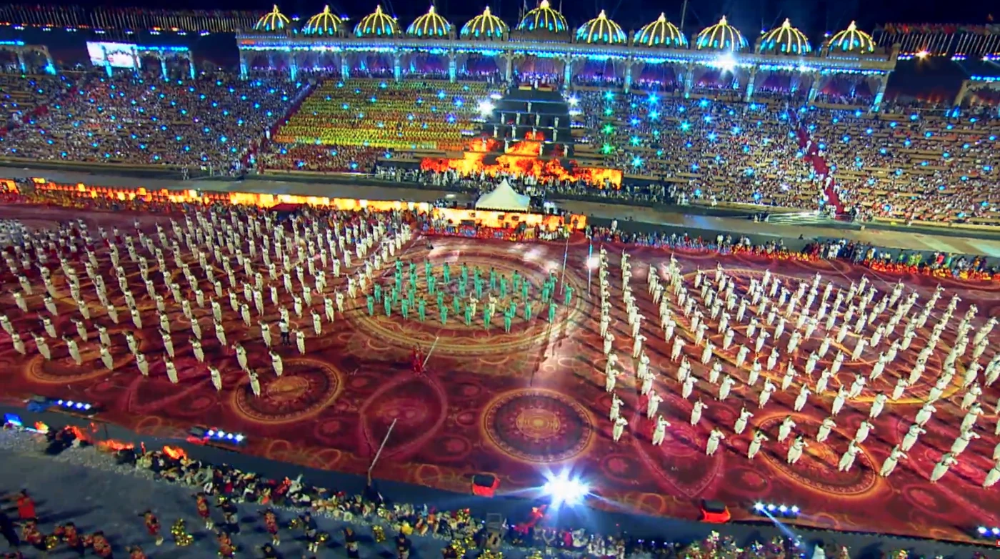 Gurudev on the vast stage at the World Culture Festival in Delhi, before an enormous crowd